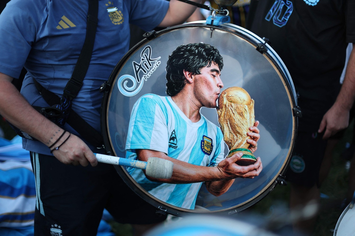 Tambor de um torcedor argentino em homenagem a Diego Maradona no Mill Creek Park, em Kansas City, Missouri — Foto: Getty Images via AFP