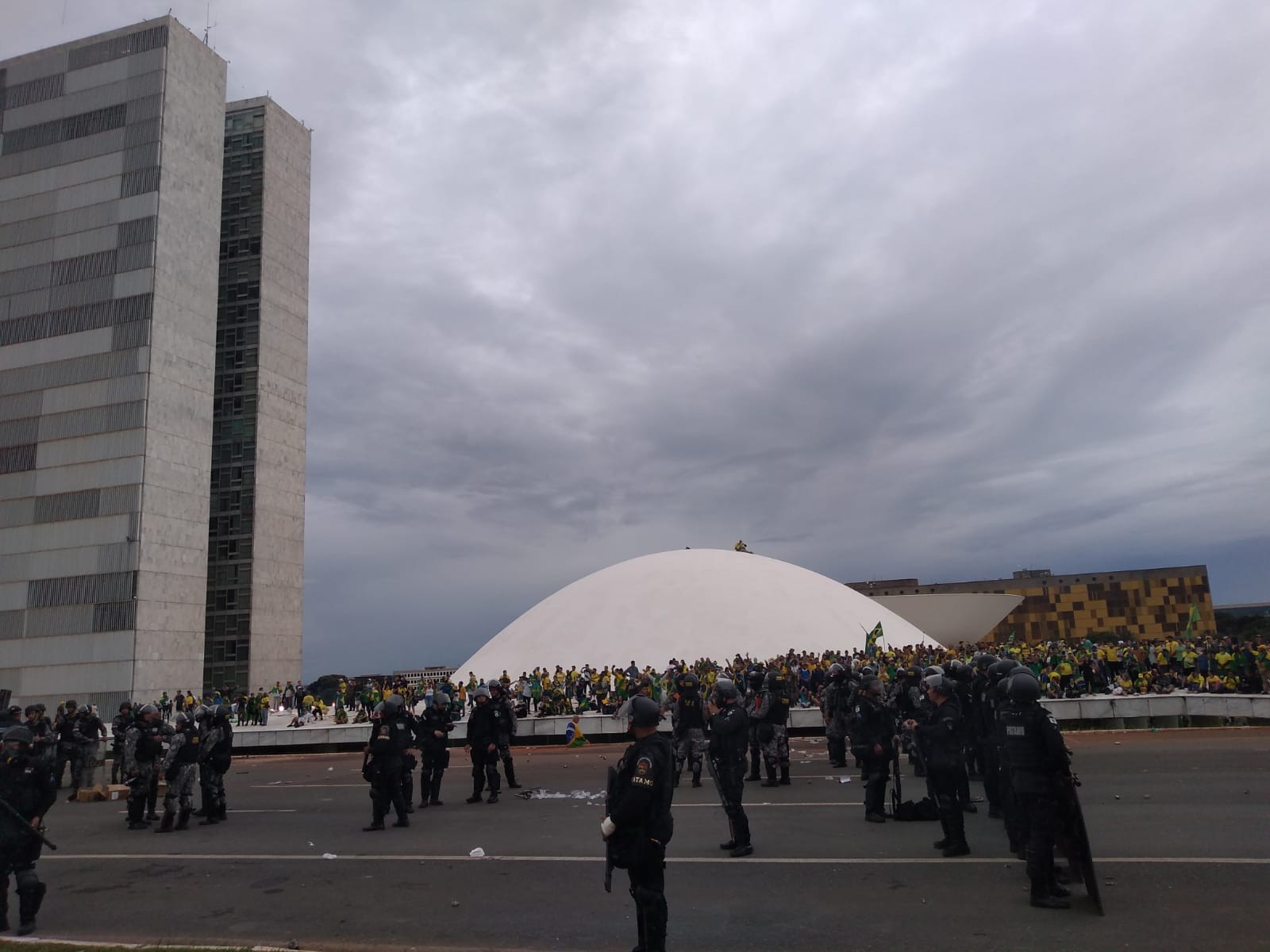 Polícia tenta dispersar terroristas que ocupavam prédios dos Três Poderes em Brasília — Foto: Aguirre Talento / O Globo