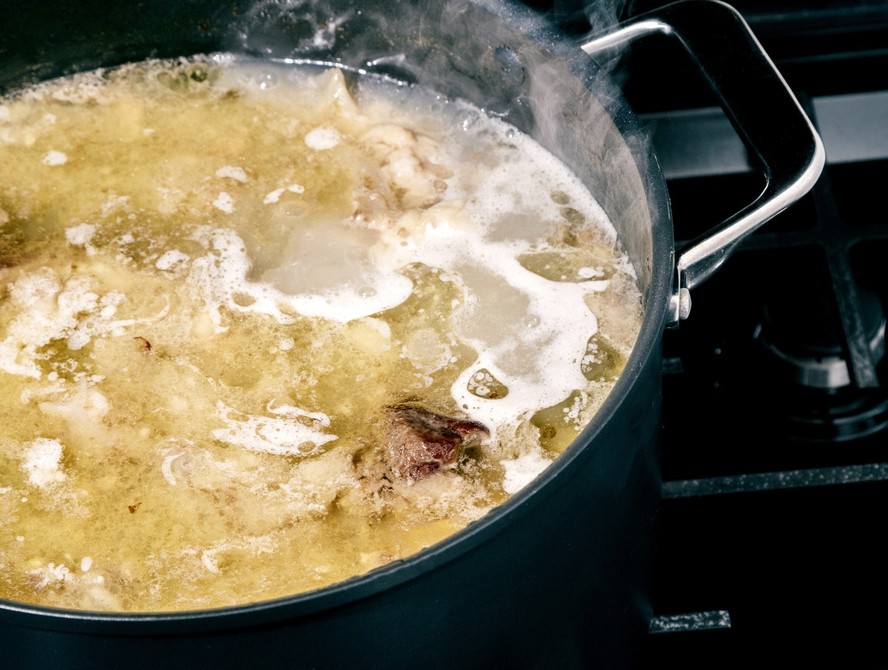 O caldo de ossos normalmente se distingue pelo uso de ossos carnudos das articulações e pelo maior tempo de cozimento