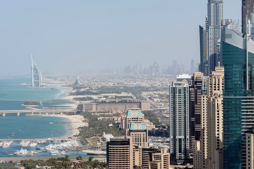 Com queda no turismo após ataques, Dubai aposta em programa com recompensas de até R$ 4mil para atrair visitantes - QTU Questões do Universo