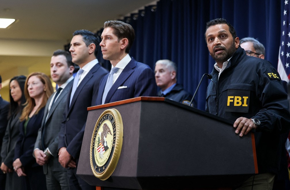 Diretor do FBI, Kash Patel fala sobre investigações em entrevista coletiva — Foto: Thearon W. Henderson/Getty Images/AFP