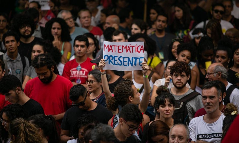 Matemática presente em manifestação contra cortes de verbas na educaçãoAgência O Globo