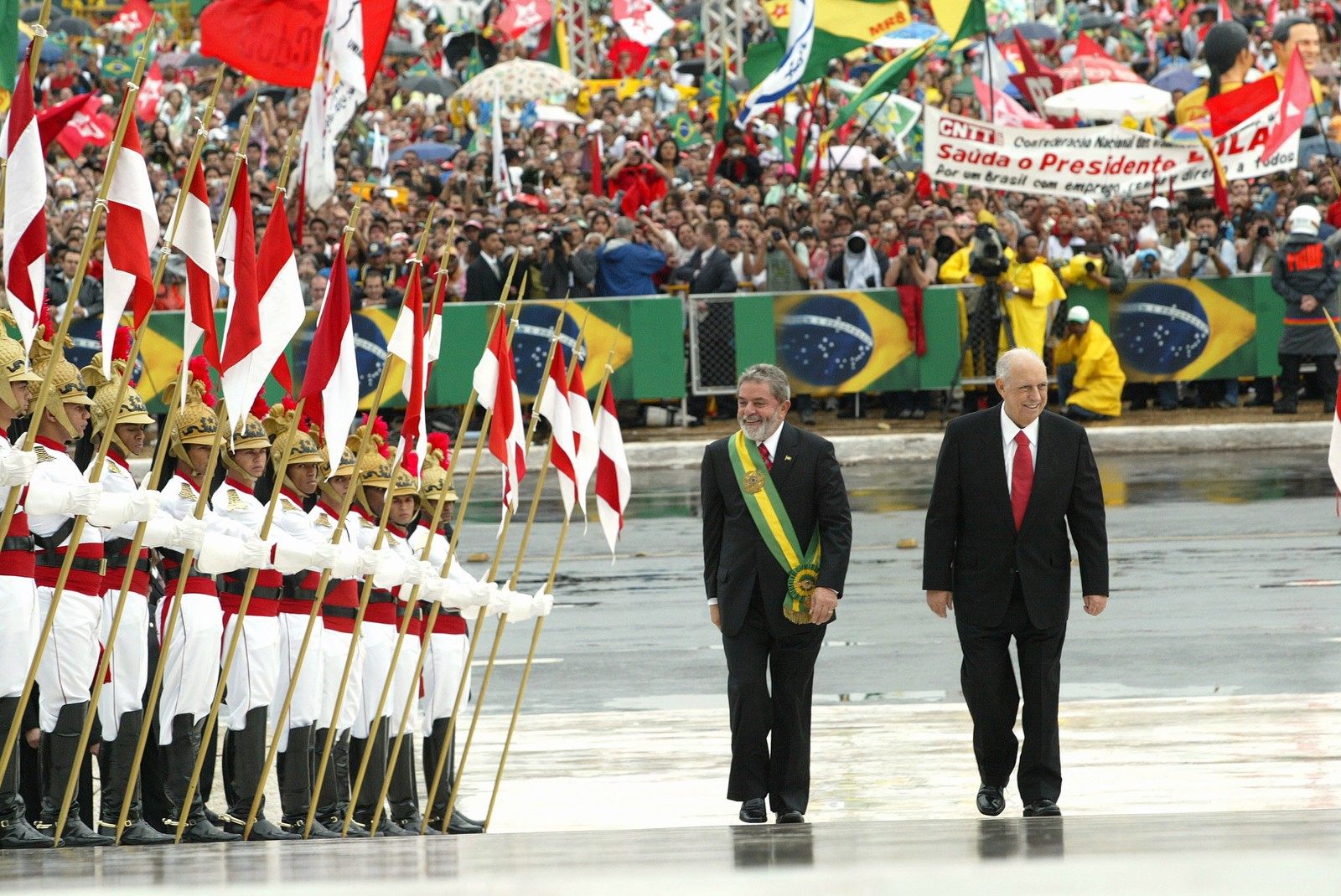 Reeleito, Lula subiu a rampa do Planalto em 2007 já usando a faixa presidencial — Foto: Gustavo Miranda/Agência O Globo