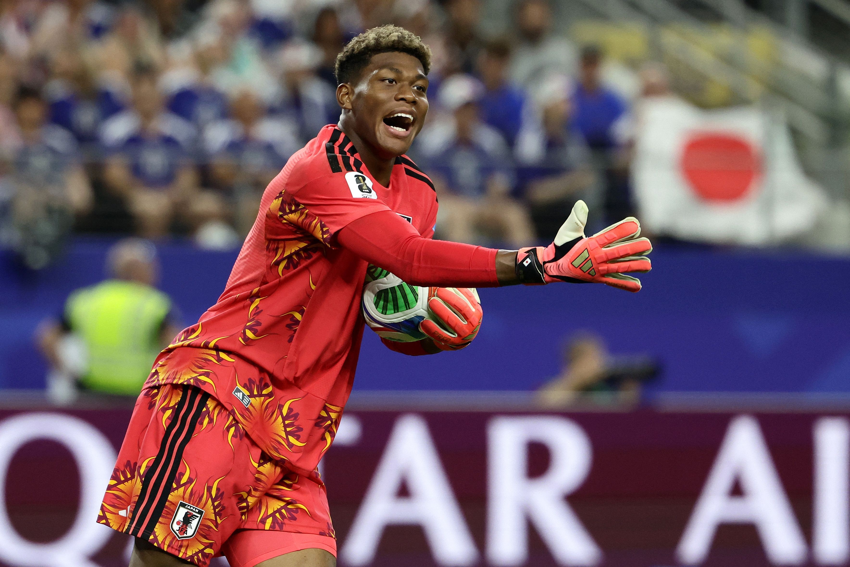 Zion Suzuki: quem é o primeiro goleiro negro a defender o Japão em uma Copa do Mundo