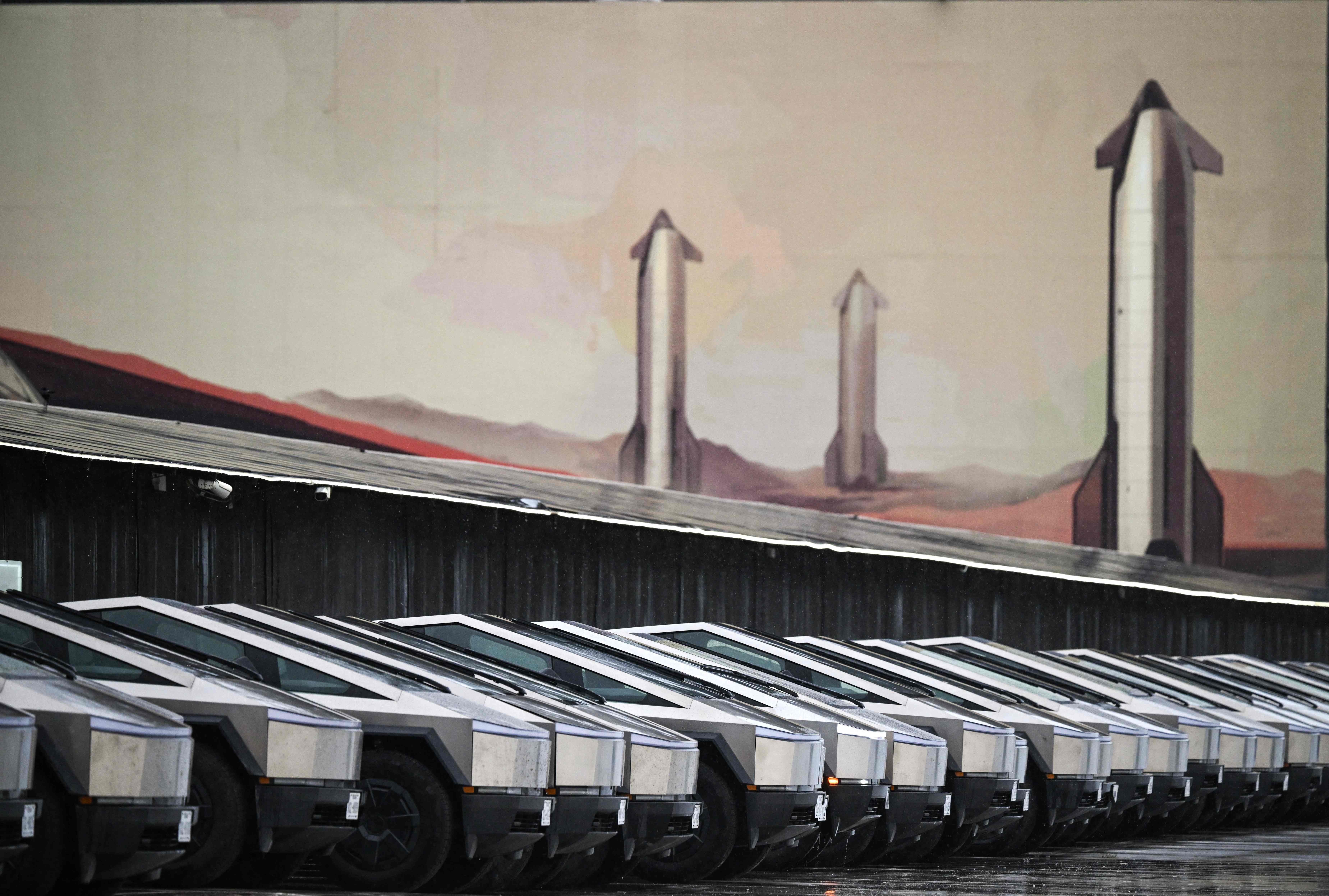 Tesla decepciona mercado com lucro abaixo do esperado em meio a altos investimentos em IA e 'robotáxis'
