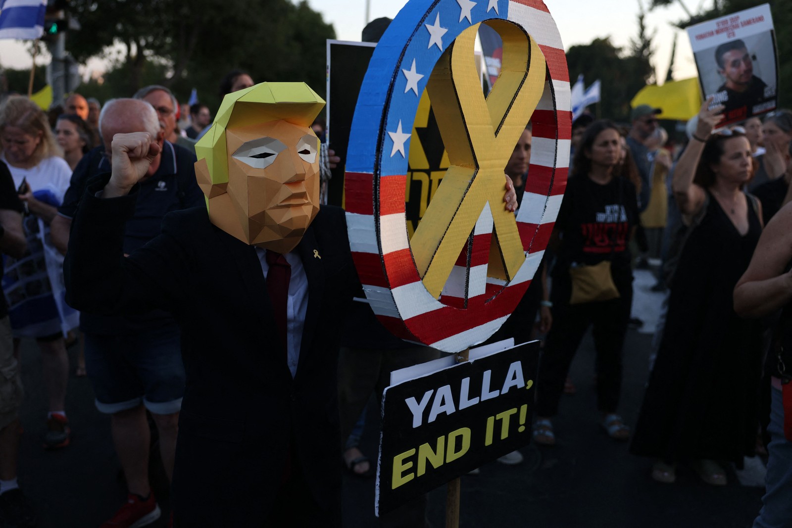 American model Máscaracom aefígiedo President dos eua, Donald Trump, EM protests EM Jerusalém, Em 7 de Agosto de 2025, Poraçãodo do para para para para libertarreféns Israeli Mantidos em gaza -foto: ahmad ghararabli: ahmad gharabli: ahmad gharabli: ahmad gharabli: ahmad gharabli: ahmad gharabli: ahmad gharabli: