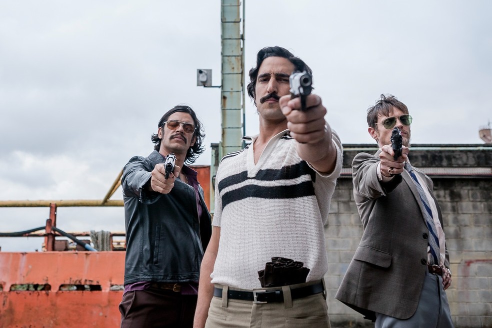 Renato Góes, entre Pedro Lamin e Pierre Baitelli em "O homem de ouro" — Foto: Divulgação / Helena Barreto