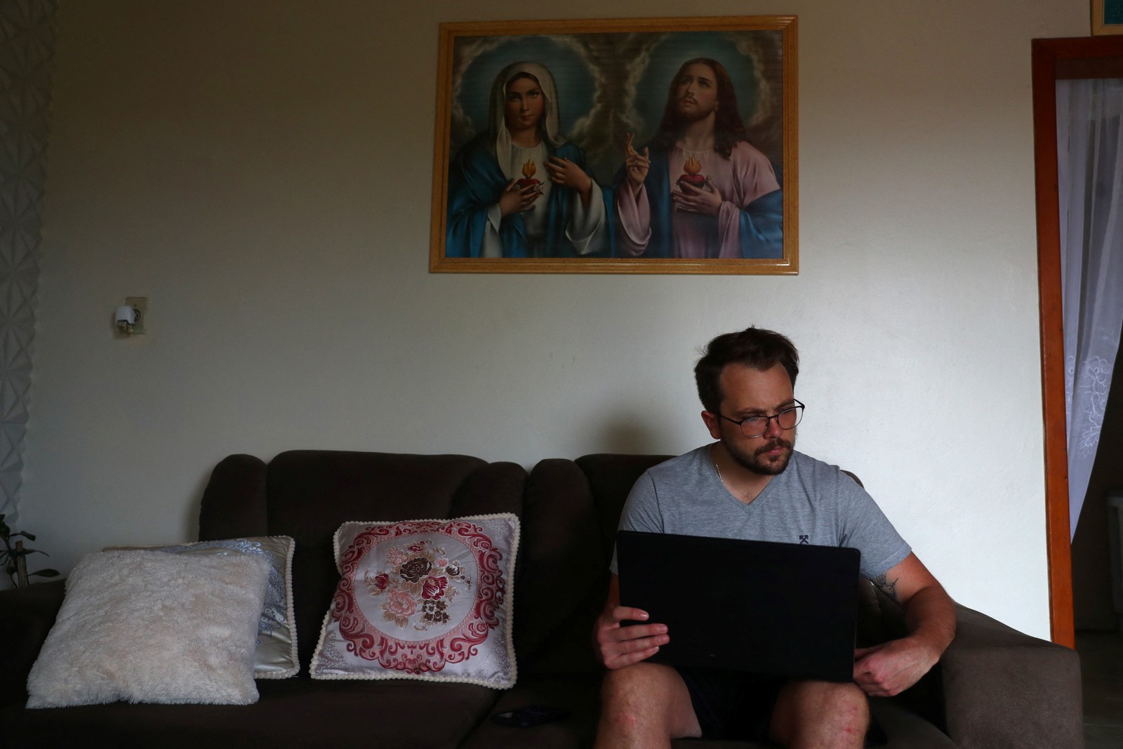 Rodrigo Michalovski, 31, cirurgião-dentista, que vive em Prudentópolis, estado do Paraná, fala com seu amigo Volodymyr Dolenko, que está em um abrigo na UcrâniaReuters