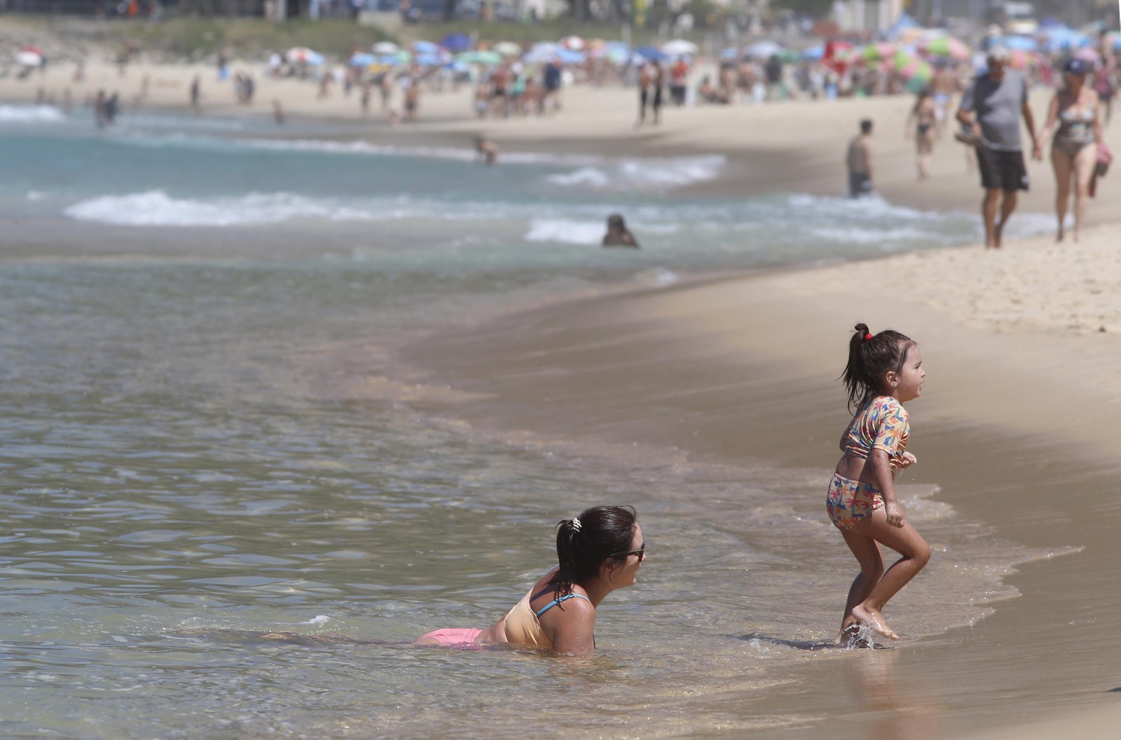 Só a água do mar consegue aplacar o calor no Rio — Foto: Fabiano Rocha / Agência O Globo