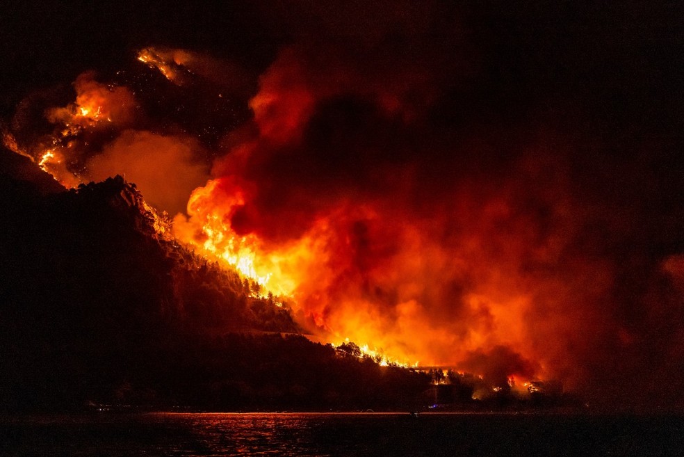 Uma área arborizada tomada pelas chamas durante um incêndio florestal intenso perto da cidade de Omiš, a cerca de 30 quilômetros ao sul de Split, na Croácia, em 14 de agosto de 2026 — Foto: Foto por MIROSLAV LELAS / AFP