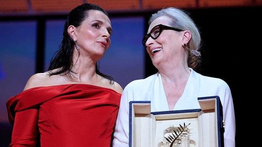 Meryl Streep recebe Palma de Ouro honorária das mãos de Juliette Binoche no Festival de Cannes