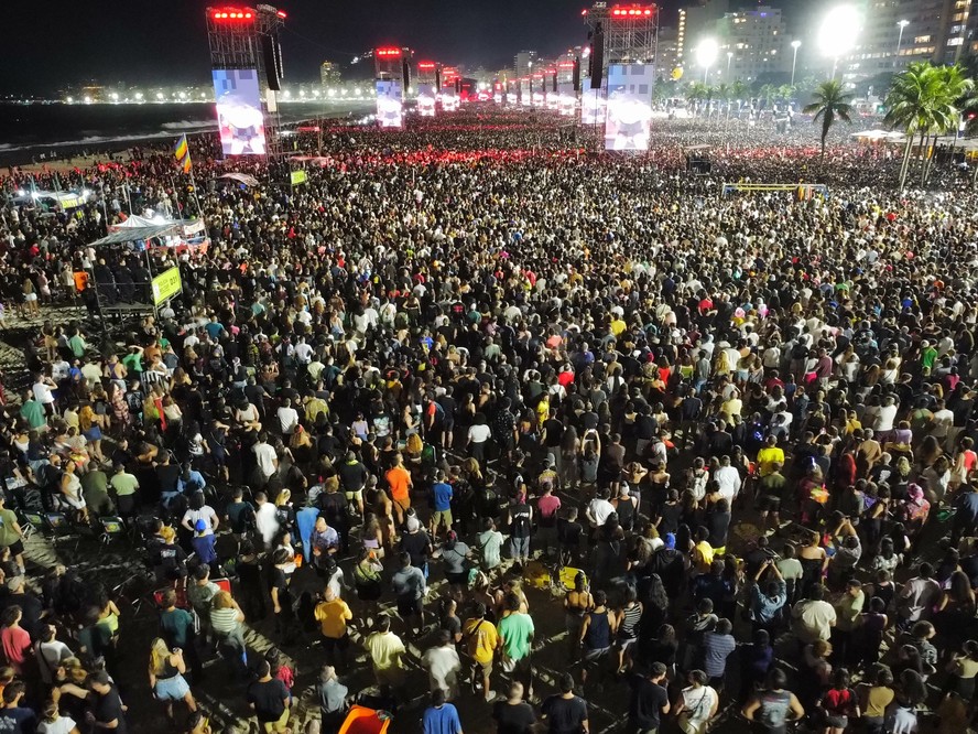 Público durante o megashow de Lady Gaga na Praia de Copacabana — Foto: Custódio Coimbra / Agência O GLOBO
