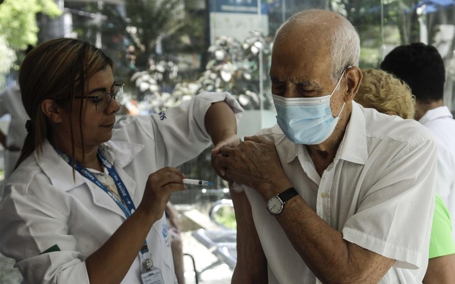 Mais proteção:  Idoso recebe a vacina bivalente contra a Covid-19 num posto de saúde da Gávea, na Zona Sul do Rio