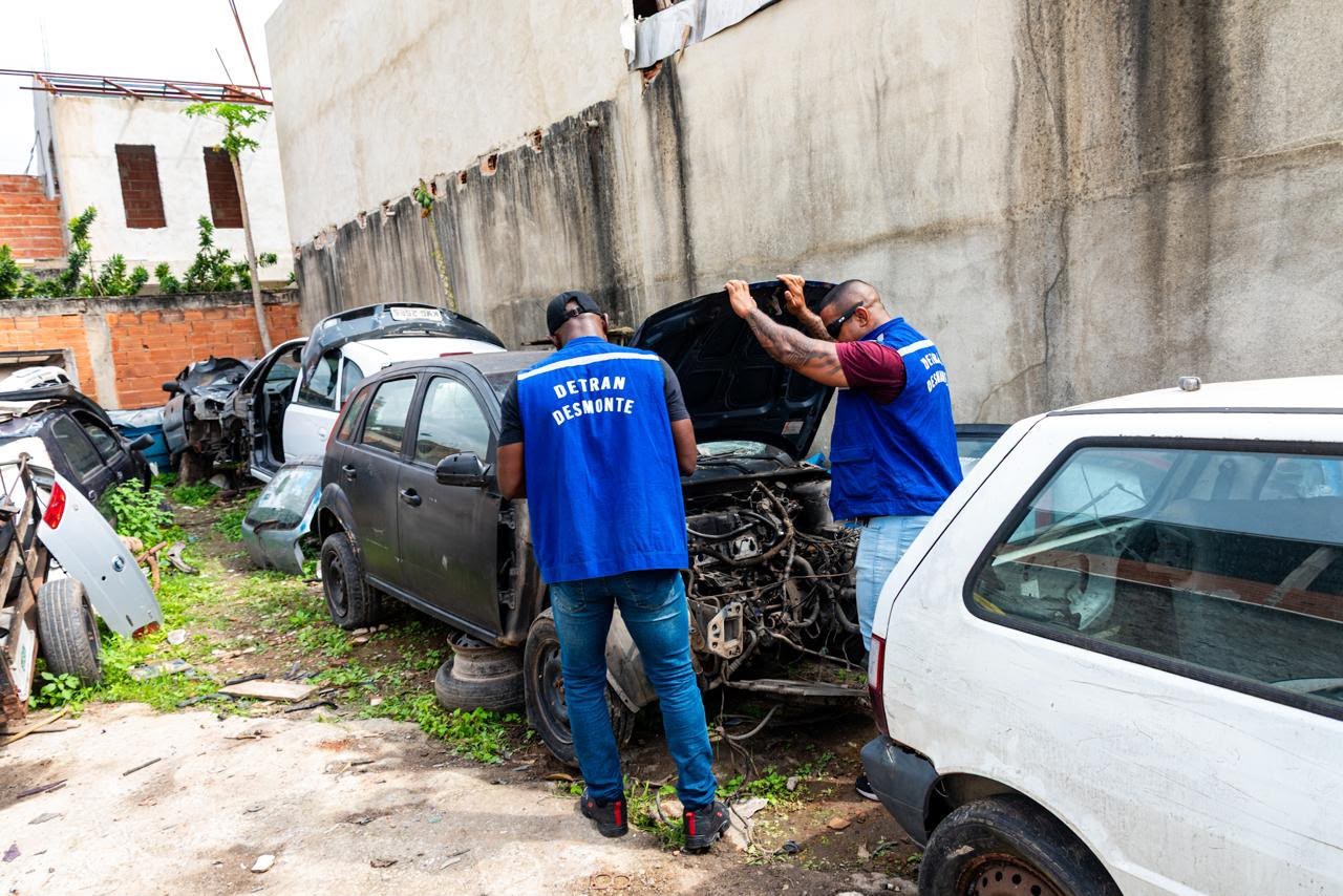 Detran encontra motor roubado e prende dono de ferro-velho durante fiscalização em Jacarepaguá - QTU Questões do Universo