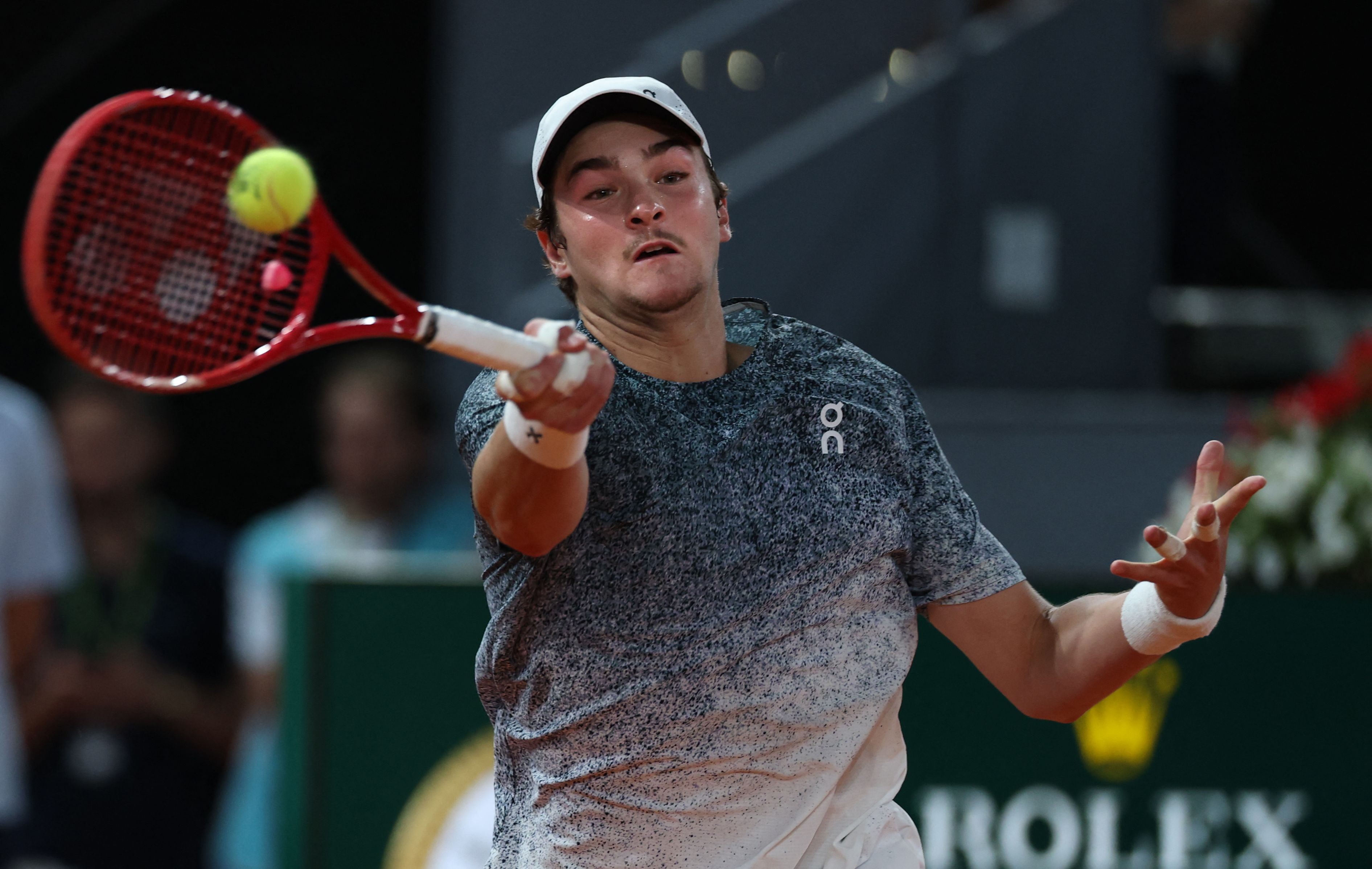João Fonseca estreia contra rival vindo do quali em Roland Garros e pode enfrentar Djokovic na terceira rodada