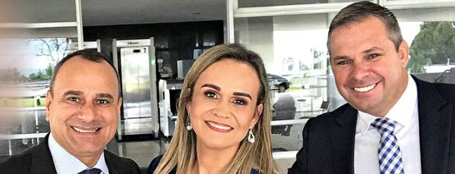 A ministra do Turismo Daniela Carneiro ao lado do bombeiro Márcio Pagniez — Foto: Reprodução