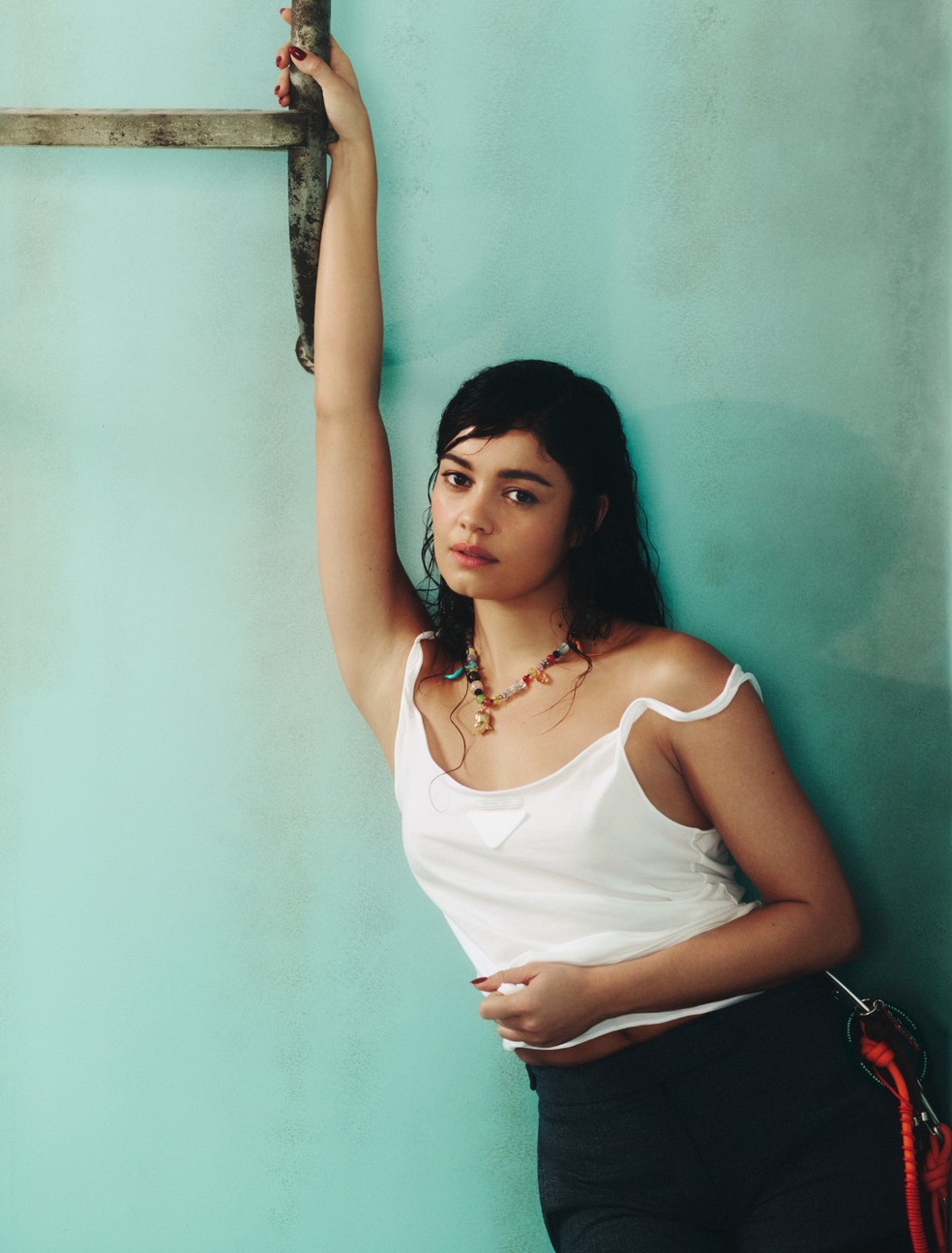 Regata e calça Prada, colar Gansho e chaveiro Alexandre Pavão — Foto: Hudson Rennan