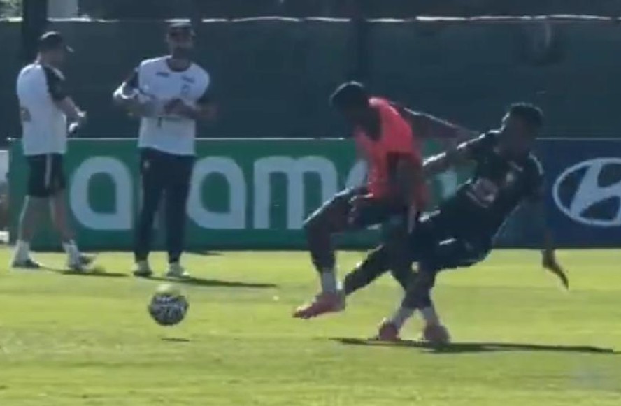 Casemiro dá carrinho forte em Endrick no treino da seleção brasileira