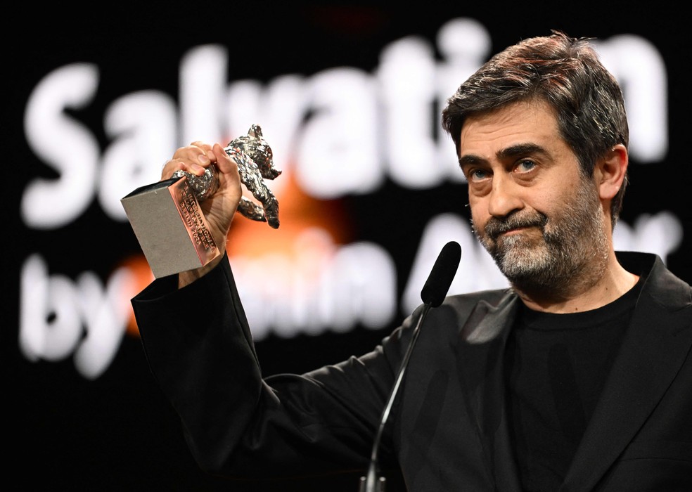 O cineasta turco Emin Alper recebe o Urso de Prata, Grande Prêmio do Júri, por seu filme "Kurtulus" (Salvação) durante a cerimônia de premiação da 76ª Berlinale — Foto: Ralf Hirschberger/AFP