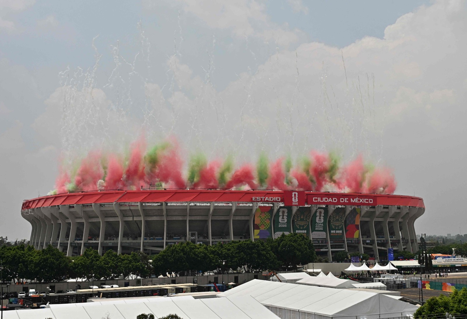 Fogos de artifício durante a cerimônia de abertura da Copa do Mundo — Foto: Mario Vazquez / AFP