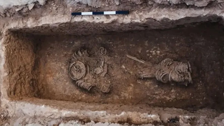 Descoberta em Jerusalém: Esqueleto de Mulher Acorrentada de 1000 Anos Revela Vida Ascética