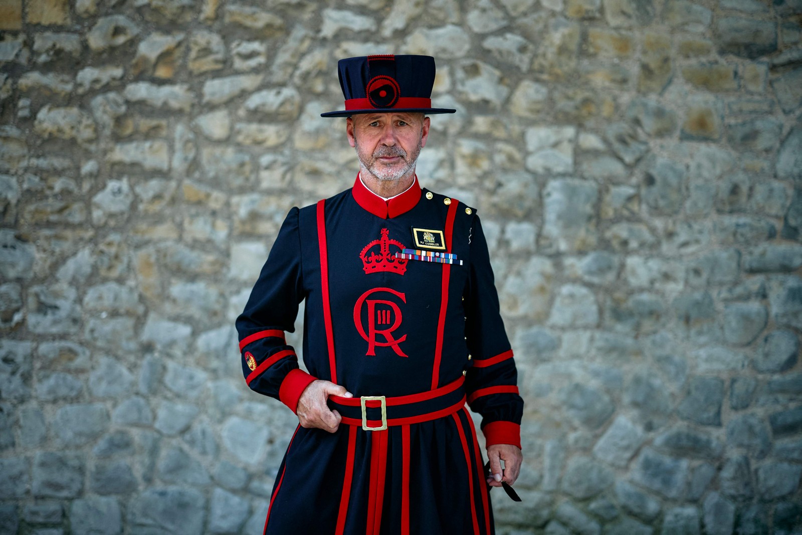 Ex-comandante na marinha britânica e veterano de guerras, Barney Chandler assumiu o posto de 'mestre dos corvos' da Torre de Londres em março de 2024 — Foto: Benjamin Cremel / AFP