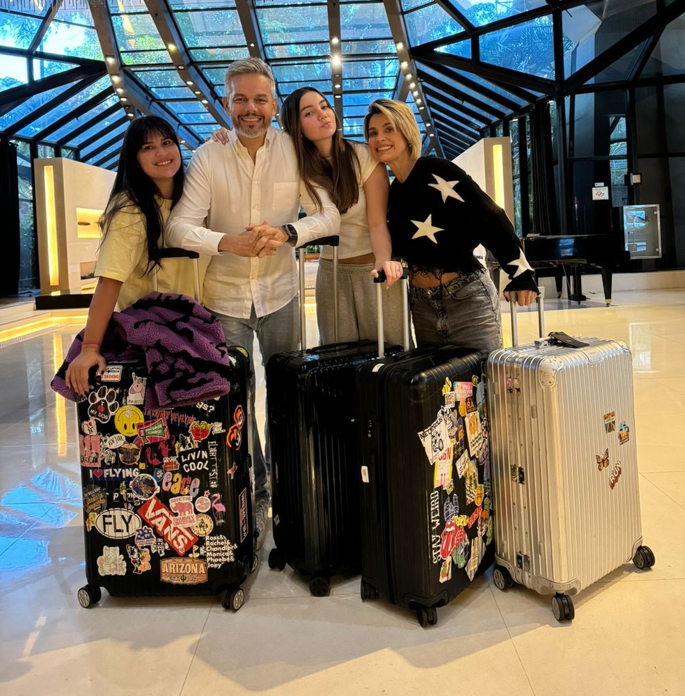 Otaviano no hospital junto com a fam&iacute;lia: a esposa e atriz Fl&aacute;via Alessandra, e as filhas Giulia e Ol&iacute;via &mdash; Foto: Arquivo Pessoal