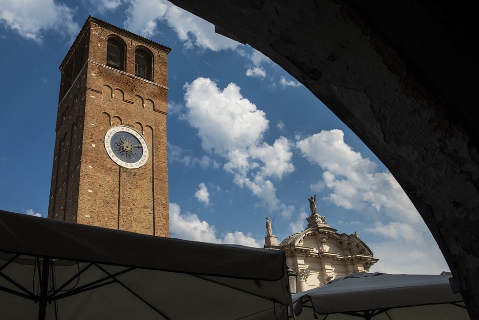 A Torre dell’orologio San Andrea em Chioggia: cidade tem recebido turistas de navios de cruzeiros que não podem mais parar em Veneza — Foto: Susan Wright/The New York Times