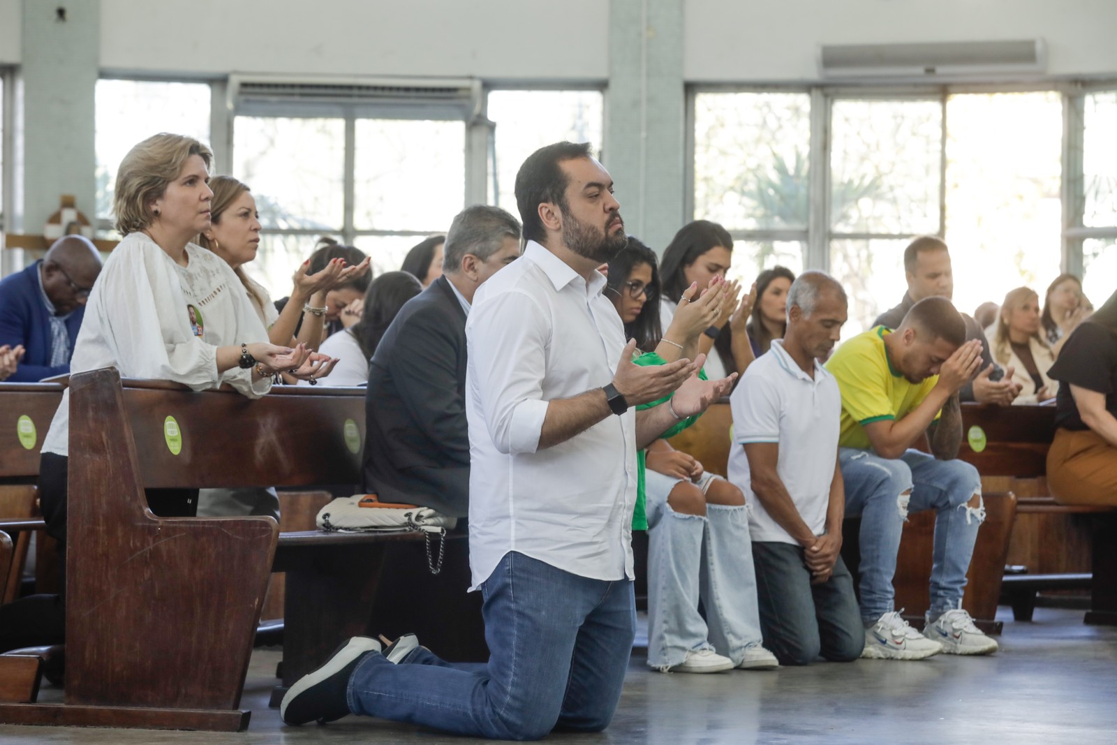 O governador Cláudio Castro inicia a campanha eleitoral à reeleição em missa na Paróquia São José, na Lagoa — Foto: Gabriel de Paiva/Agência O Globo/16-08-2022
