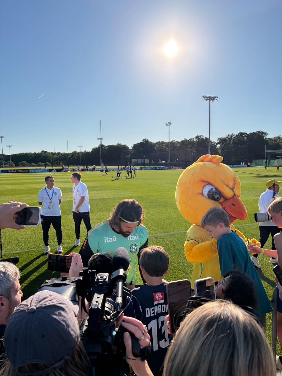 Alisson atende a uma criança no treino aberto em Morristown, Nova Jersey — Foto: Rafael Oliveira