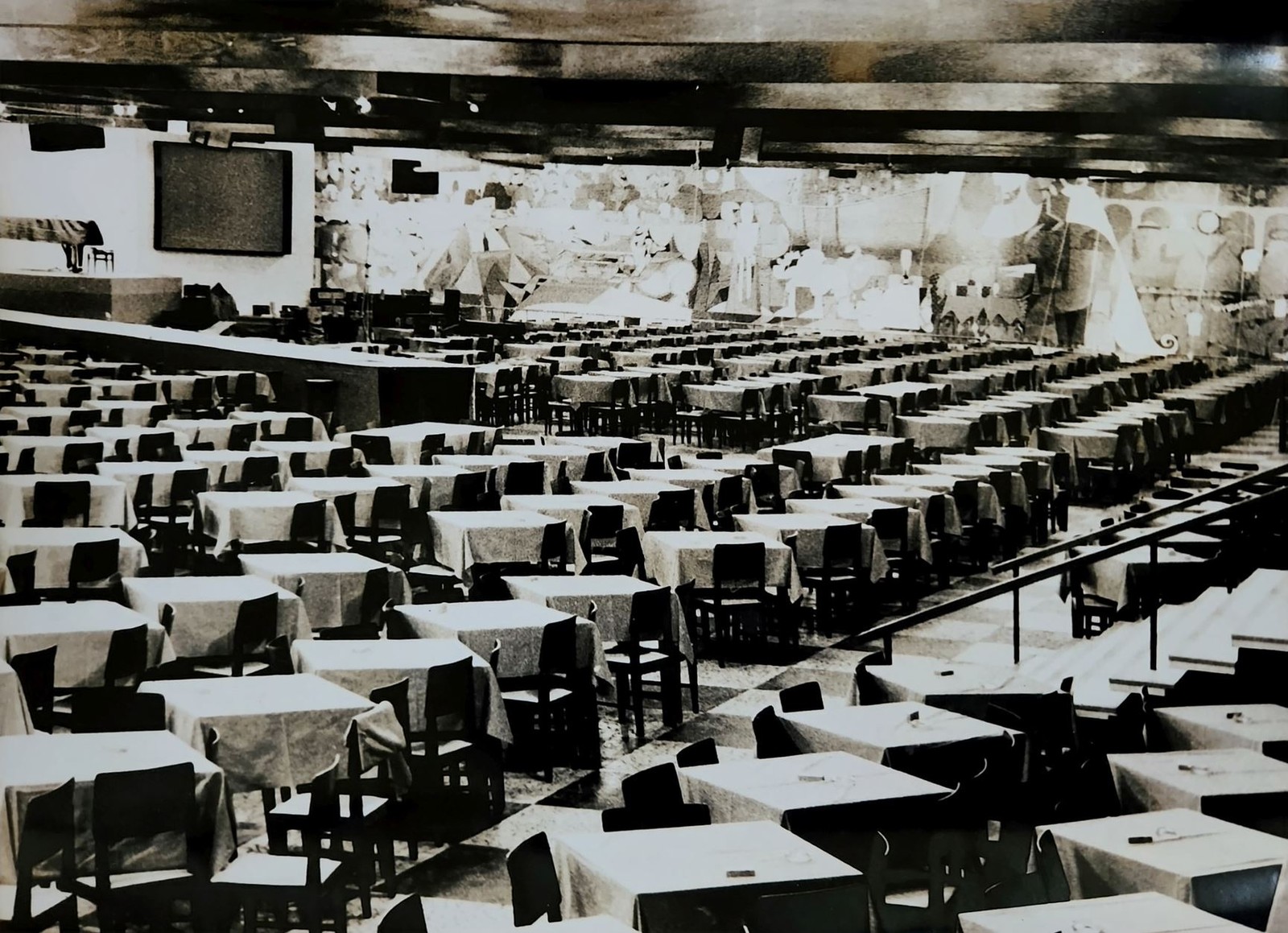 Vista do salão  da casa de shows no fim dos anos 1960 quando o Canecão abriu como cervejaria — Foto: Reprodução / Acervo Canecão