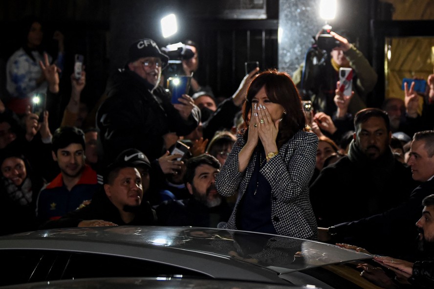 Cristina Kirchner cumprimenta apoiadores  do lado de fora de sua residência em Buenos Aires