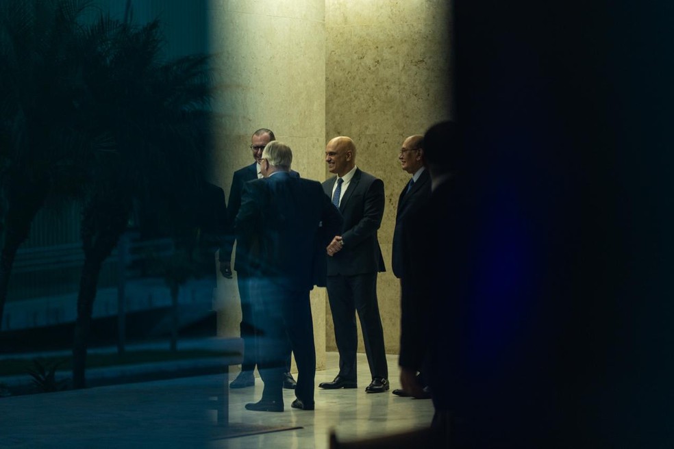 O ministro Alexandre de Moraes sorridente após sessão no STF um dia após divulgação de troca de mensagens com Vorcaro — Foto: Brenno Carvalho