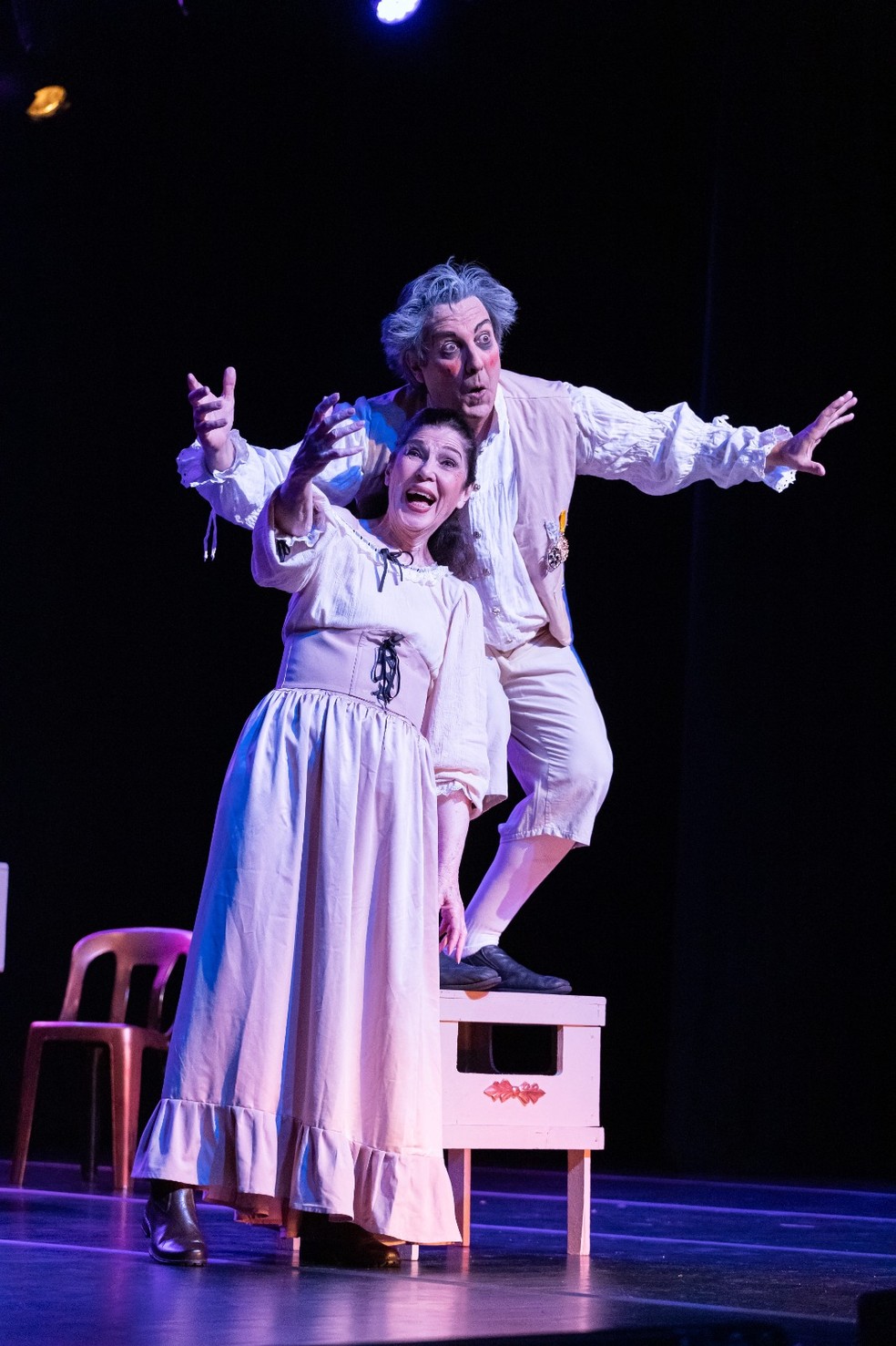 Ester Goes e Augusto Marino como Mãe Ubu e Pai Ubu em espetáculo do coletivo Commune — Foto: Divulgação