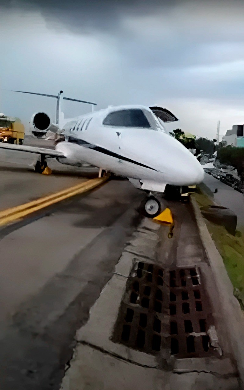 Pneu estoura e avião para rente a barranco do fim da pista do Aeroporto de Congonhas; voos estão suspensos.  — Foto: Foto Reprodução/Vídeo