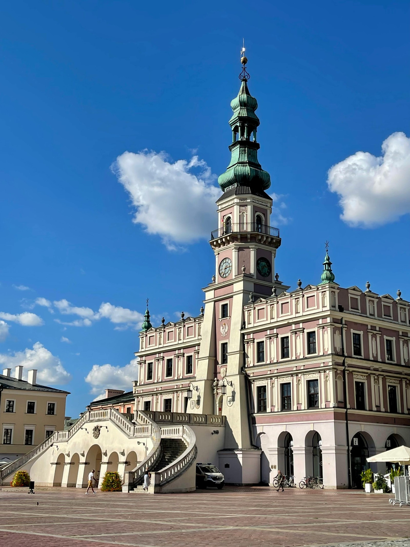 Zamość, Polônia – Cidade renascentista planejada, arcadas elegantes e praça central vibrante. — Foto: Pexels