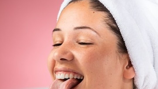 Você escova a língua? Veja os 4 ricos de infecção bacteriana se não tiver o hábito 