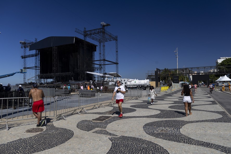 Montagem do palco do show de Shakira em Copacabana
