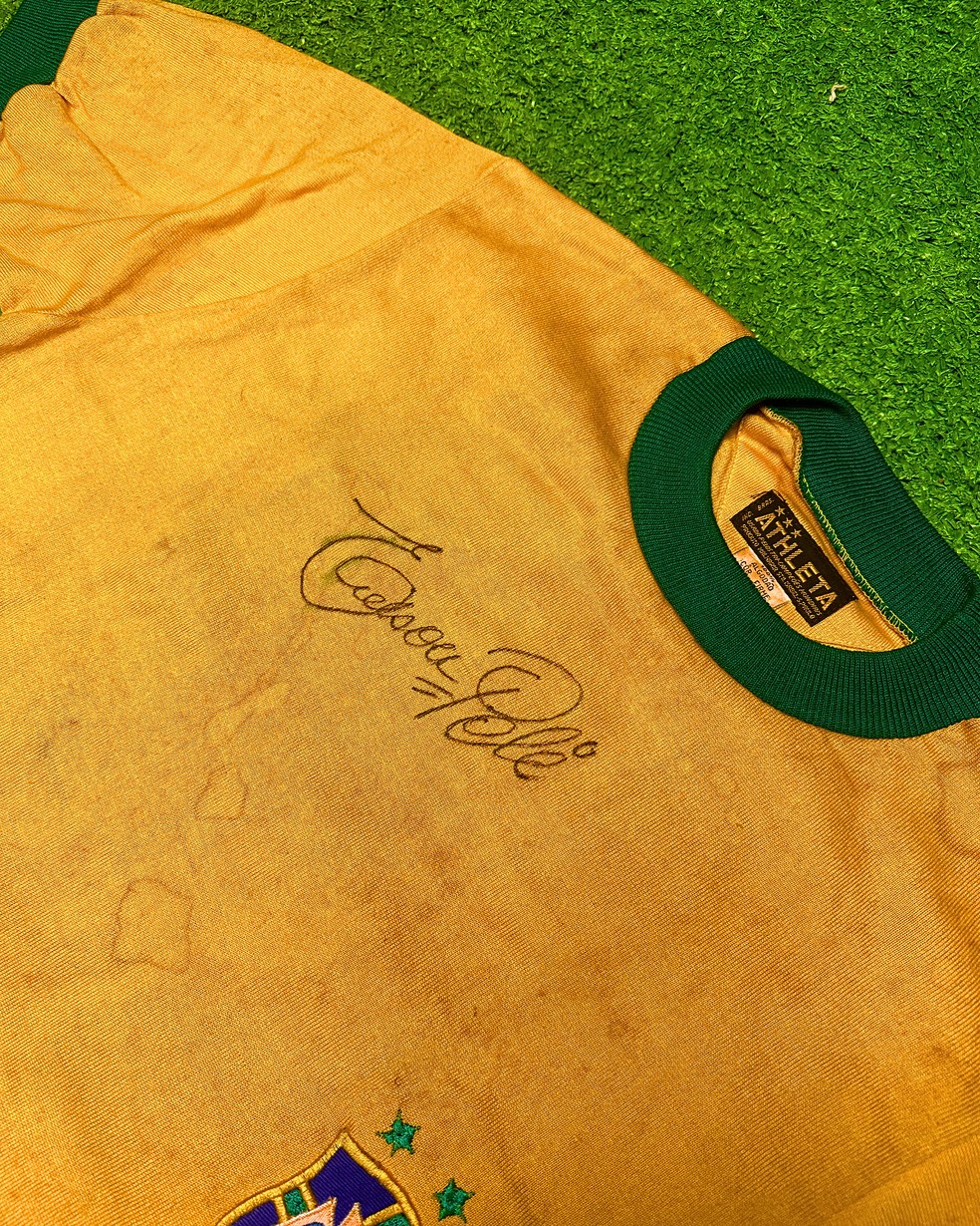 Camisa da seleção usada e autografada por Pelé vai a leilão; veja o lance  inicial