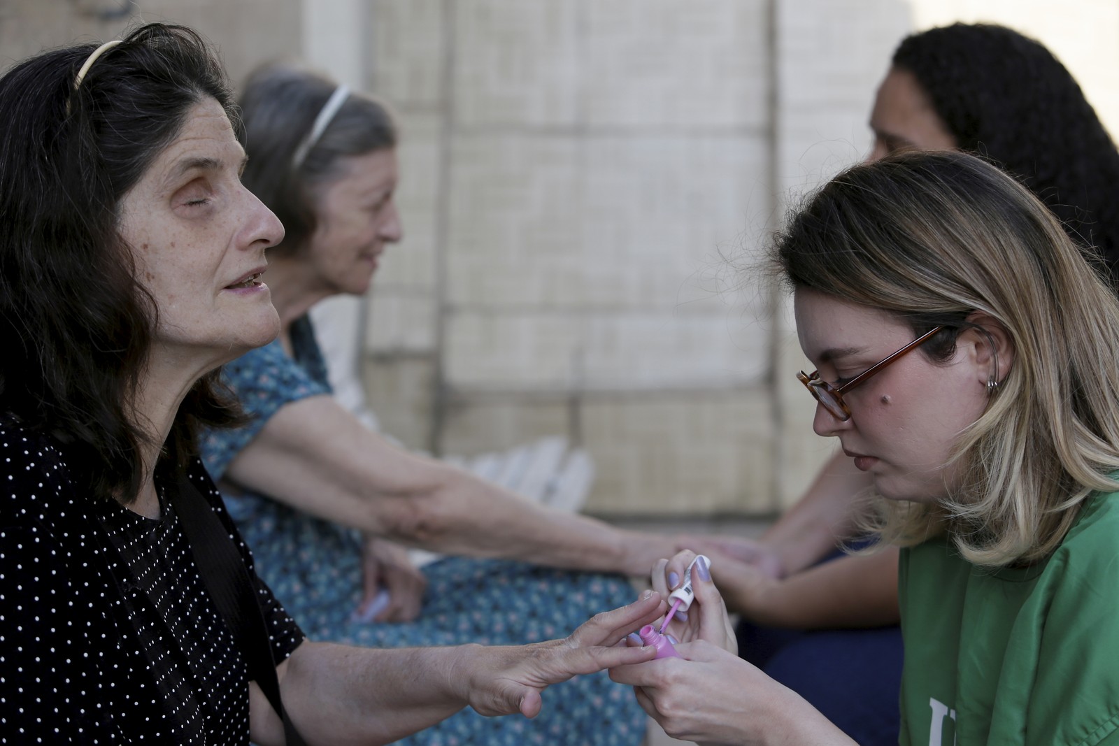 Gisele Monteiro has nails painted by students. — Photo: Marcelo Thebald / Agência O Globo