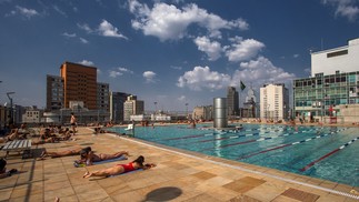 Paulistanos aproveitam piscina do Sesc 24 de Maio, no Centro da capital. — Foto: Edilson Dantas/Agência O Globo