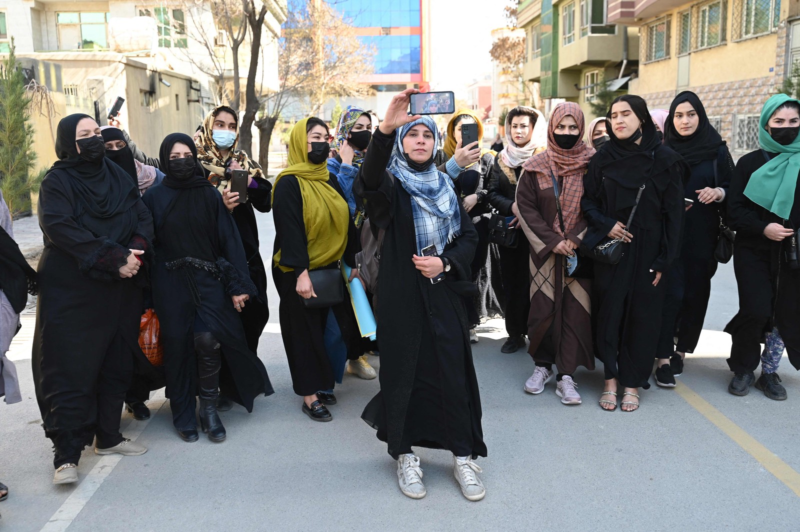 Afegãs protestam por seus direitos no Dia Internacional da Mulher, em 2023, em Cabul. AFP