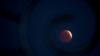 Lua de Sangue Vista em Donon, Noroeste da Espanha, Em 14 DeMarçode 2025 - Foto: Miguel Riopa / AFP