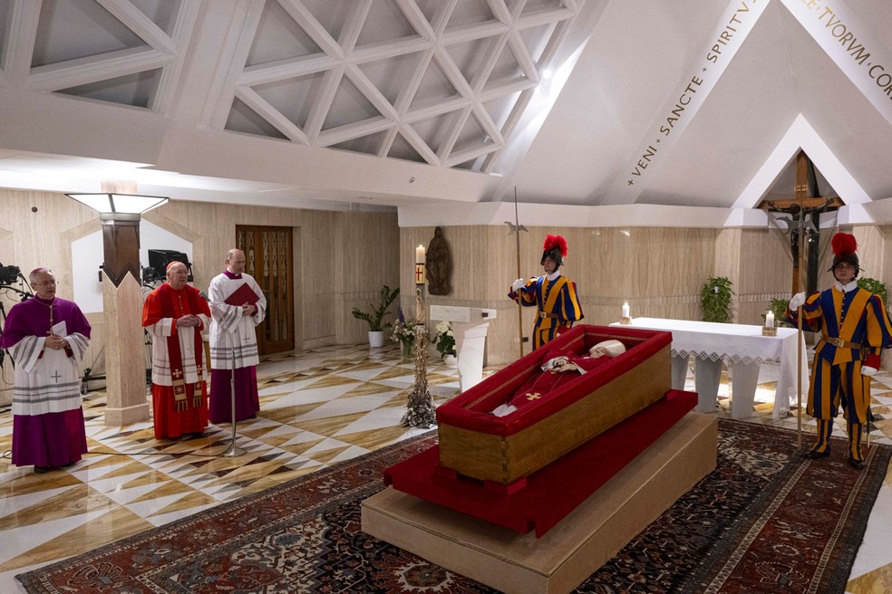 Vaticano divulga primeiras imagens do corpo de Papa Francisco no caixão — Foto: AFP