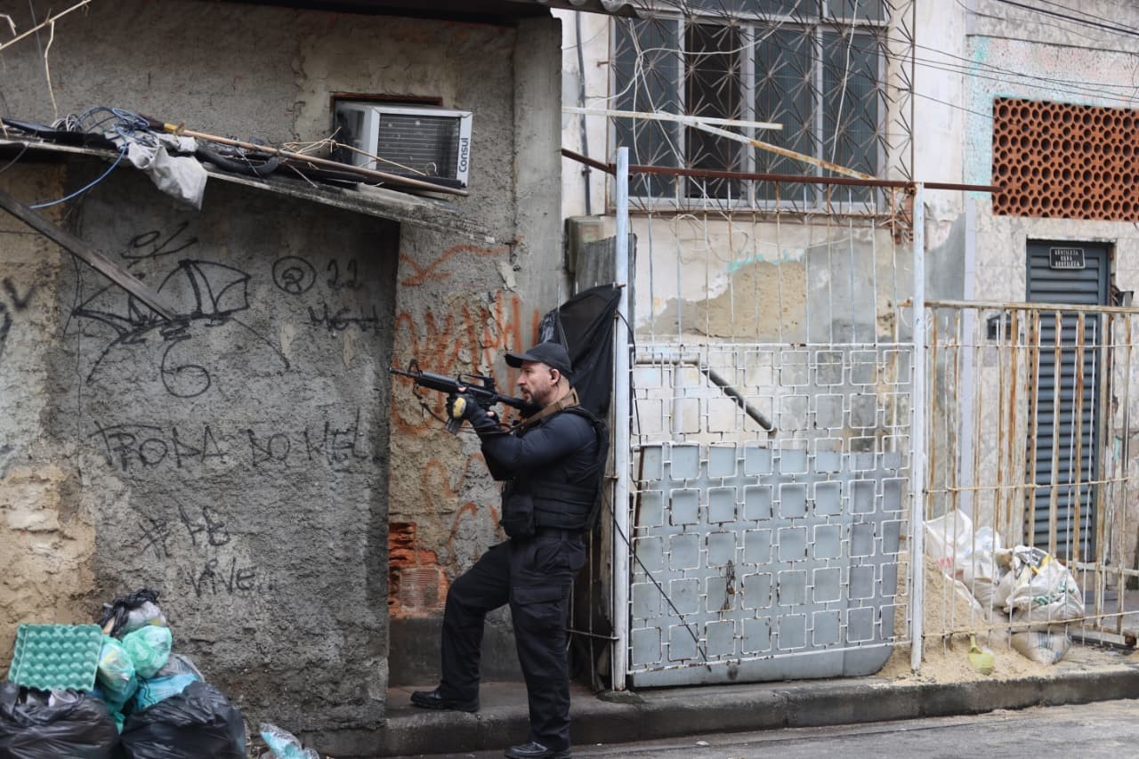 São cumpridos 51 mandados de prisão expedidos contra traficantes — Foto: Fabiano Rocha / Agência O Globo