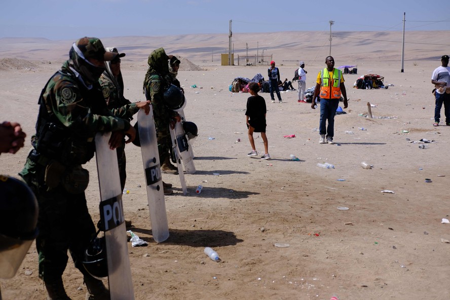 Forças especiais da polícia peruana impedem a entrada de migrantes na passagem de Santa Rosa, na fronteira com o Chile.
