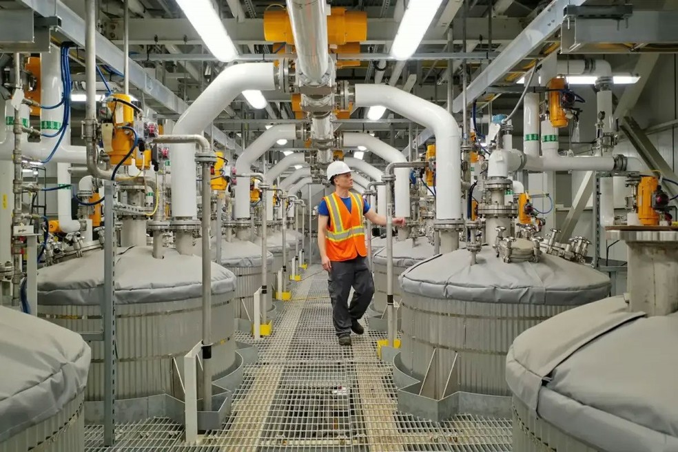 Tonéis de café em instalação de processamento e descafeinização da Swiss Water — Foto: Bloomberg