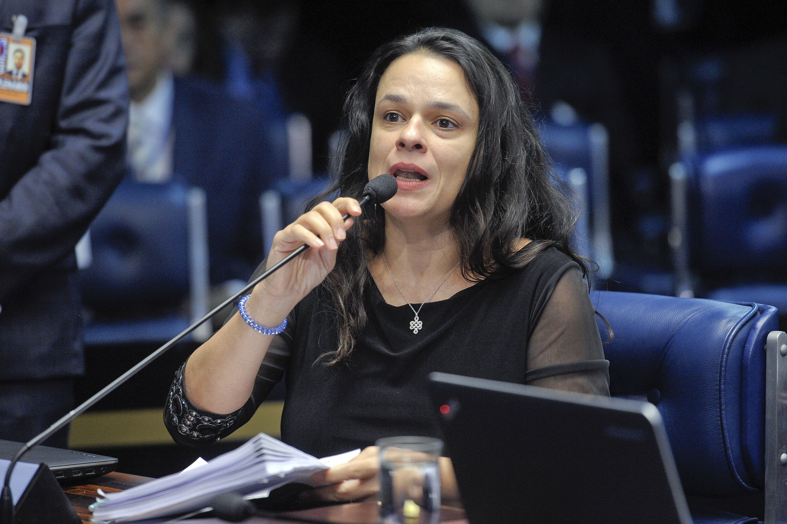 Autora de impeachment de Dilma pede feedback na tribuna após não ser eleita: 'Por que não recebi seu voto?'