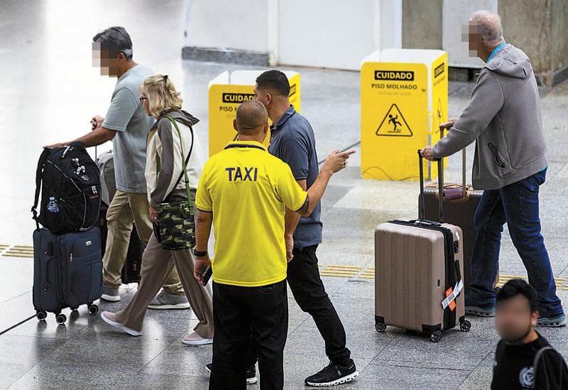 Gargalos no Galeão: passageiros se queixam de assédio de ‘jóqueis’, transporte e infraestrutura no aeroporto do Rio