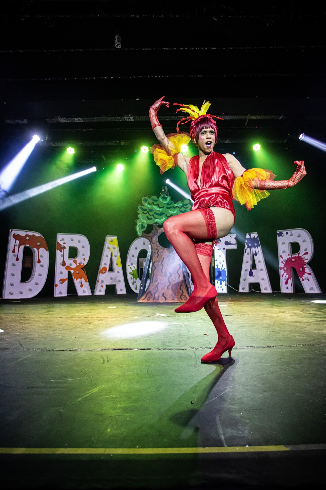 Arte drag ocupa diferentes palcos da cidade e ganha força com a estreia